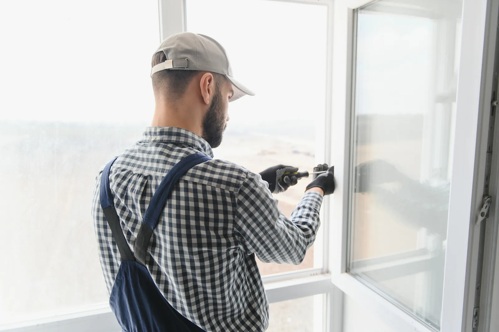 Monteur beim Einbau eines neuen Kunststofffensters