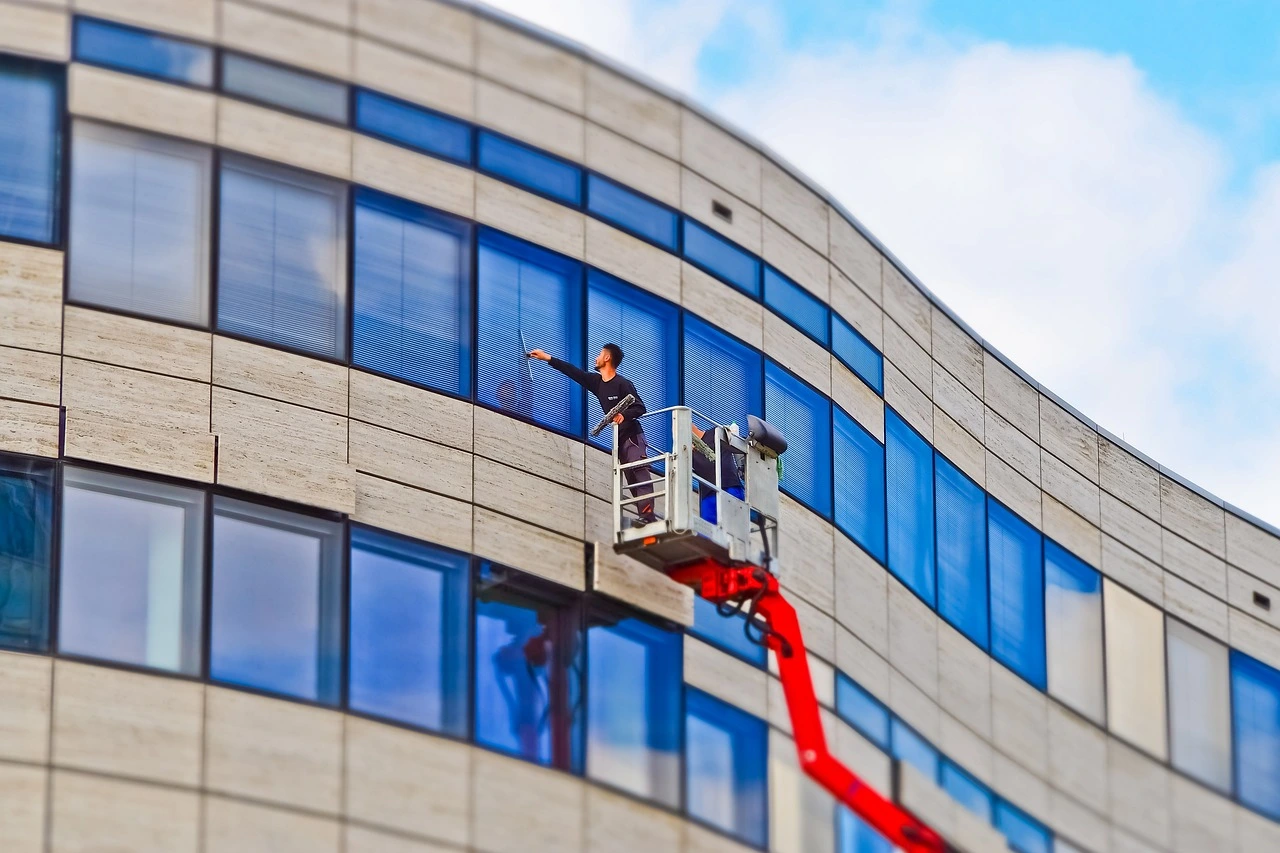 Reinigung der Aluminiumfenster an einer Gebäudefassade