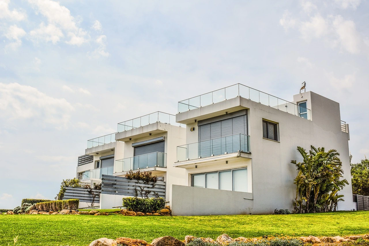 Weiße Villa mit großen Aluminiumfenstern und Balkonen