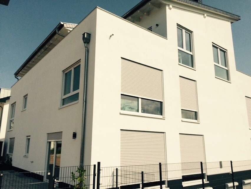 weißes Haus mit neuen Fenstern und Rollläden in Göttingen